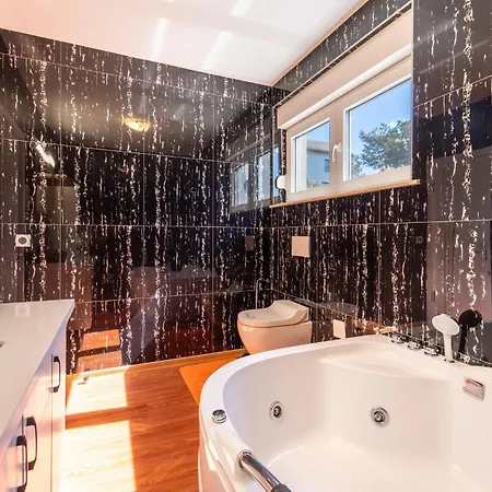 דירה Stunning In With Swimming Pool *