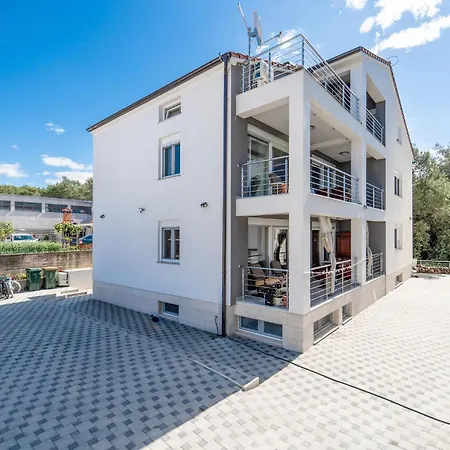 Awesome In With Kitchen Apartamento Sukošan