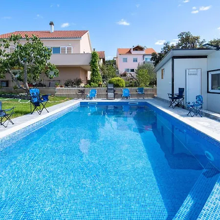 3 Bedroom Lovely In Lägenhet Sukošan