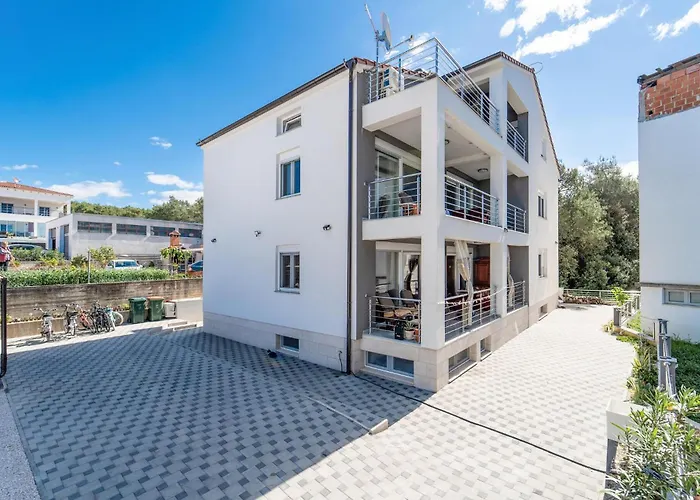 3 Bedroom Lovely In Apartmán Sukošan
